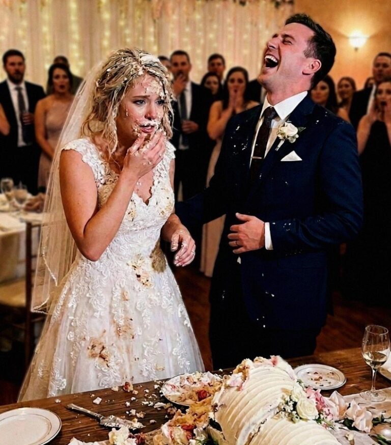 Mi novio me estrelló la cara contra el pastel al cortarlo como una broma. Estaba al borde de las lágrimas cuando mi hermano sorprendió a todos.