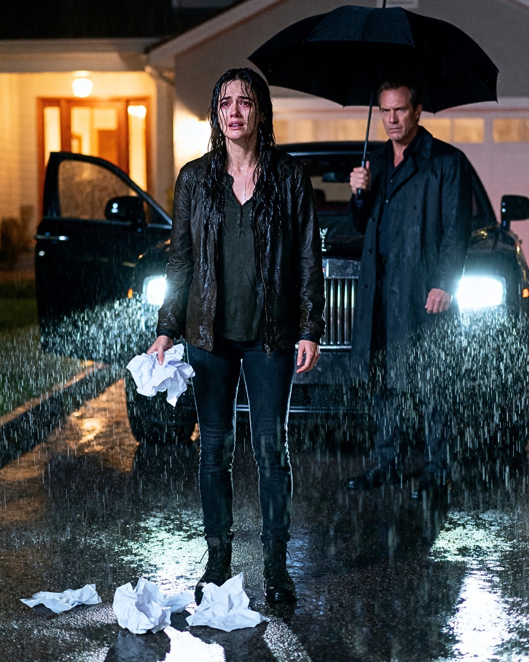 Mi marido me echó la prueba de ADN a la cara y nos echó a la lluvia… pero de repente…