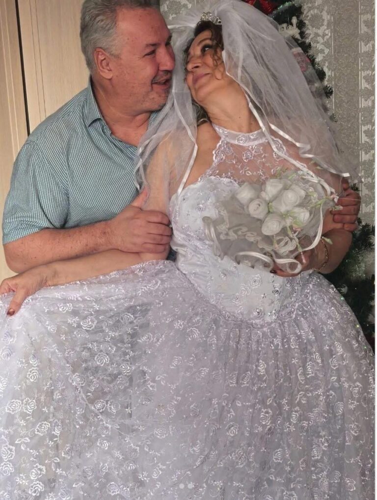 La mañana después de la boda olía a lirios, perfume caro y un poco