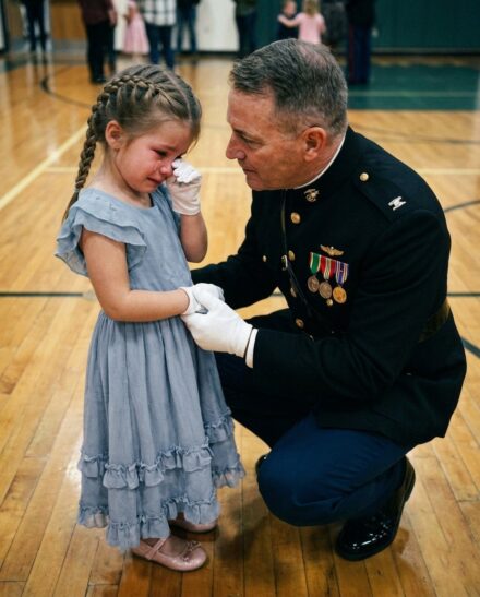 Mi hija fue objeto de burlas por estar sola en el baile de padres e hijas, hasta que una docena de marines entraron al gimnasio.