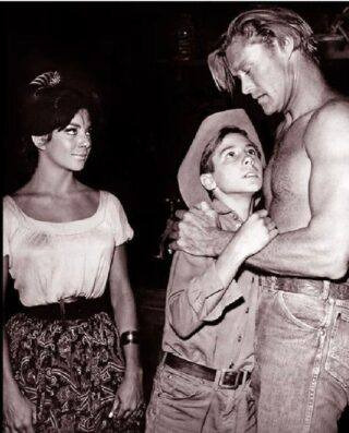Look closer, this Scene from the Rifleman is not edited and it confirms what we all suspected… Look in the first comment